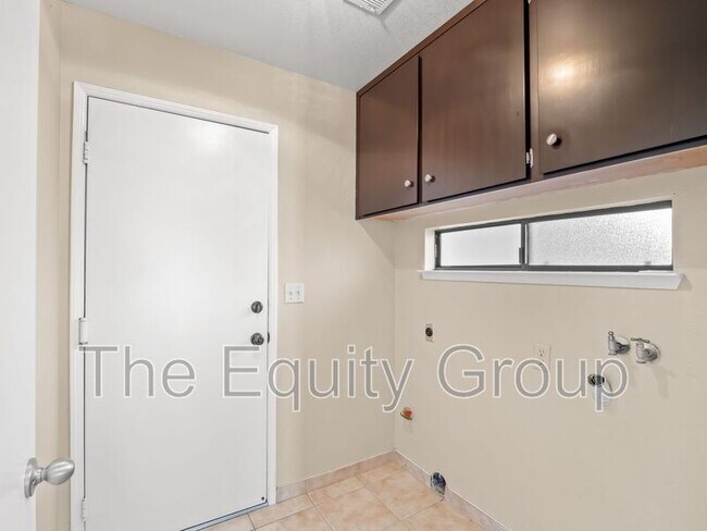 Building Photo - 1730 E Babcock Ave