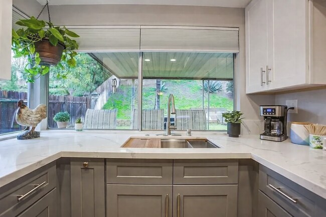 Building Photo - 1140 Harding St