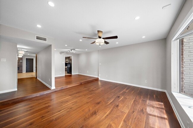 Building Photo - 8954 Chatsworth Dr