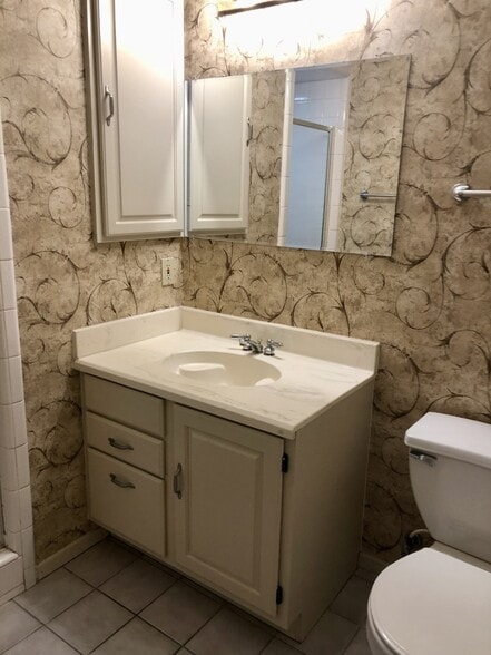 Master bathroom - 2927 Lawrence St