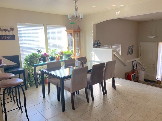 Building Photo - Lots of Great Light in this End Townhome