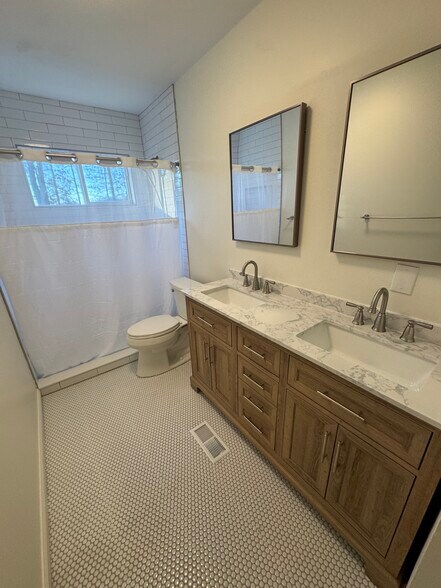 Building Photo - 114 Woodglen Dr