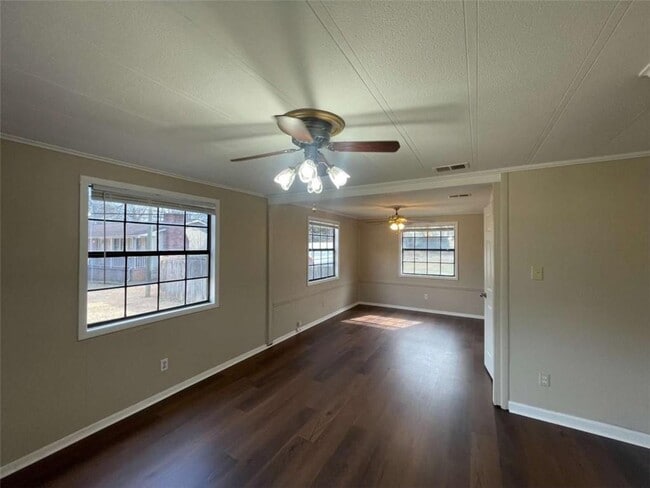 Building Photo - 693 Bluebird Dr SE