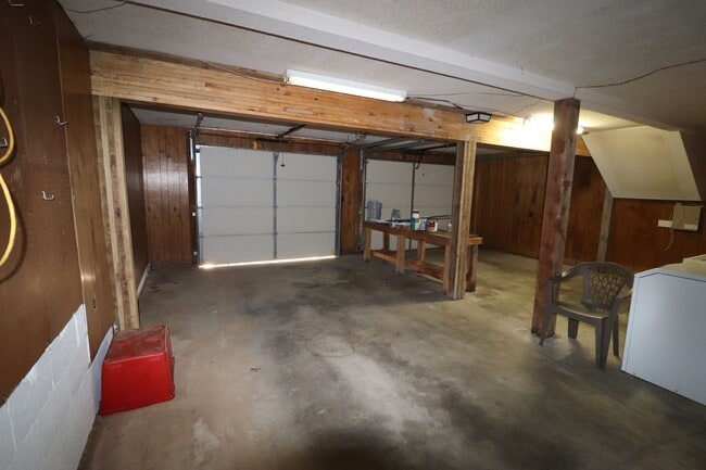 Building Photo - Large home close to Lyon