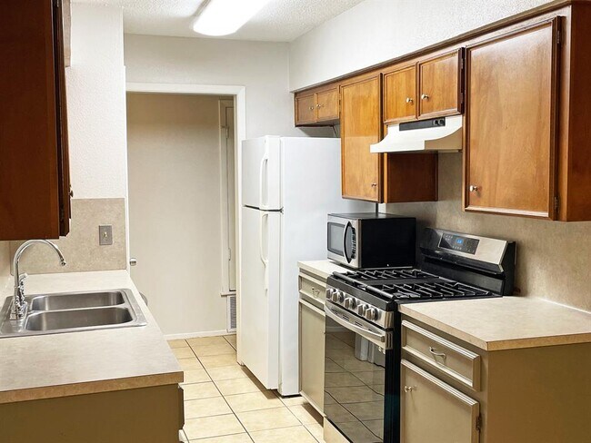 Building Photo - 7000 Whispering Oaks Dr
