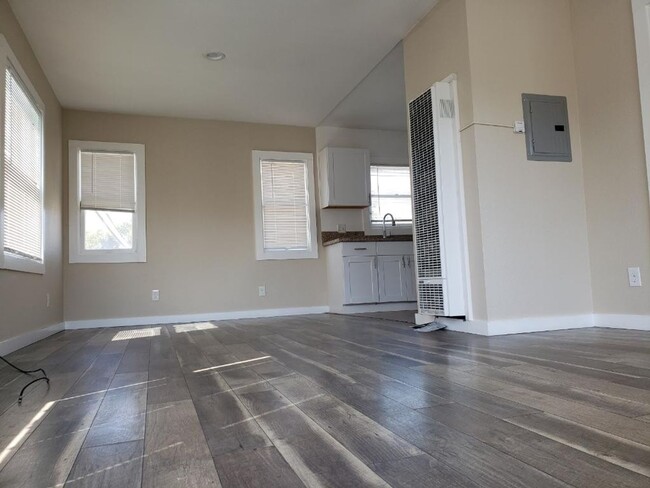 Building Photo - 219 W 7th St