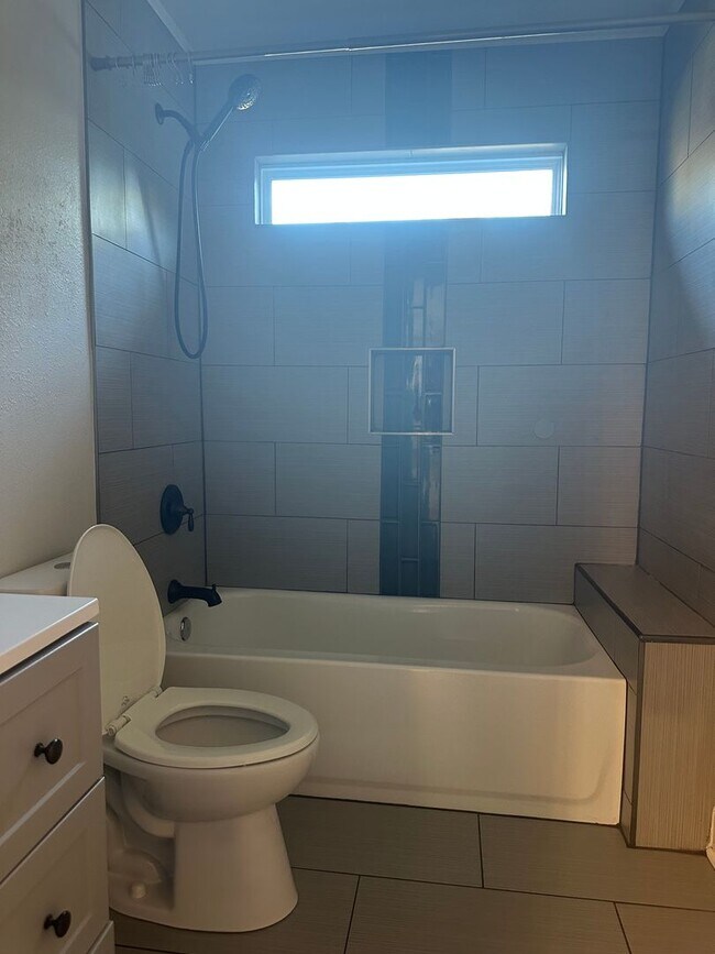 Building Photo - 3 Bedroom with extra Office Space AVAILABL...