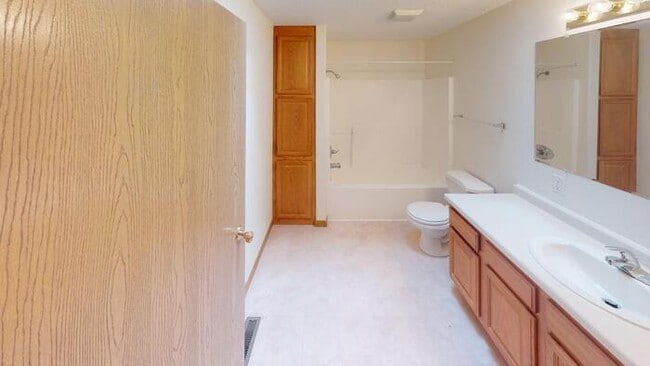 Building Photo - 306 S 13th St