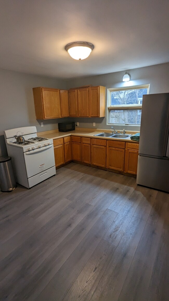 Building Photo - 616 White Oak Dr