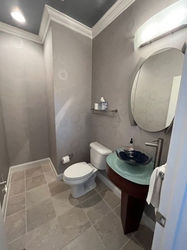 Building Photo - Experience Elegance in the beautiful city ...