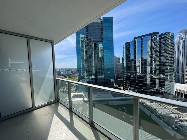 Building Photo - 1300 Brickell Bay Dr