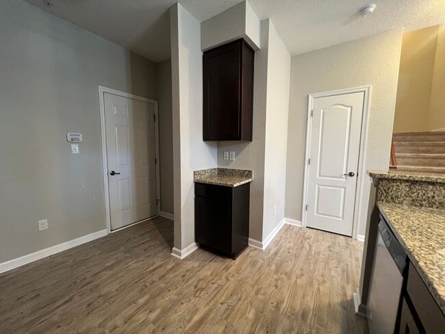 Building Photo - Welcome home - Trilevel H20 Townhome!