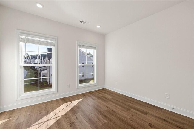 Building Photo - 167 Basil St