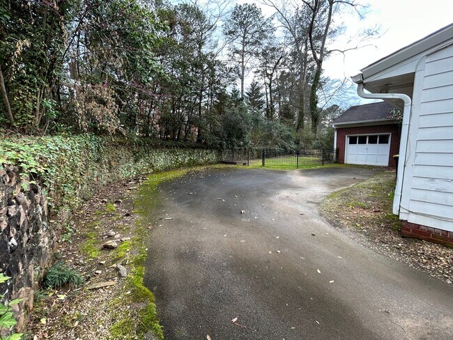 Building Photo - Charming 3/2 House in College Heights- $1,995