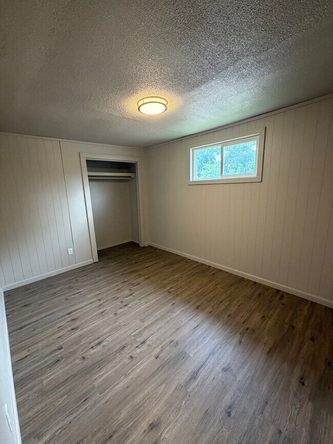 Building Photo - 2 Bedroom 1 Bath Home for Rent