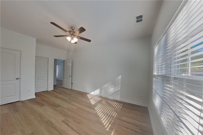 Building Photo - 5050 Roxton Ln