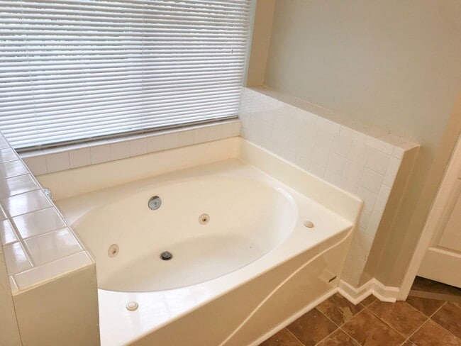 Building Photo - Oakbrooke Meadows