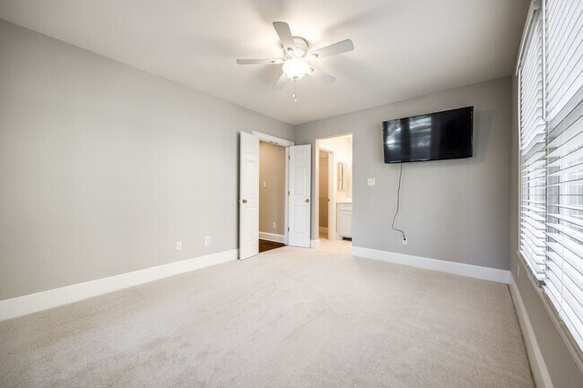 Building Photo - Hard to find Myers Park 2 bed 2 bath 1st floor Gem!