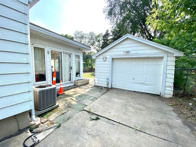 Building Photo - 5 Bedroom by NDSU!!