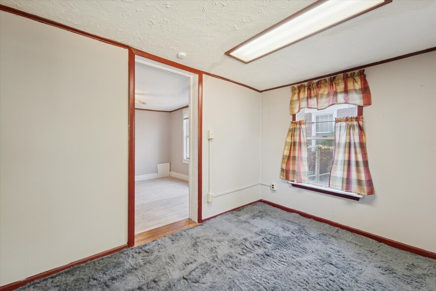 Building Photo - 742 E Park Ave