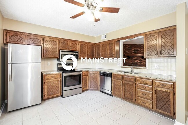 Building Photo - 3 Bedroom Pet-Friendly Home in Belton, MO with Main Street Renewal