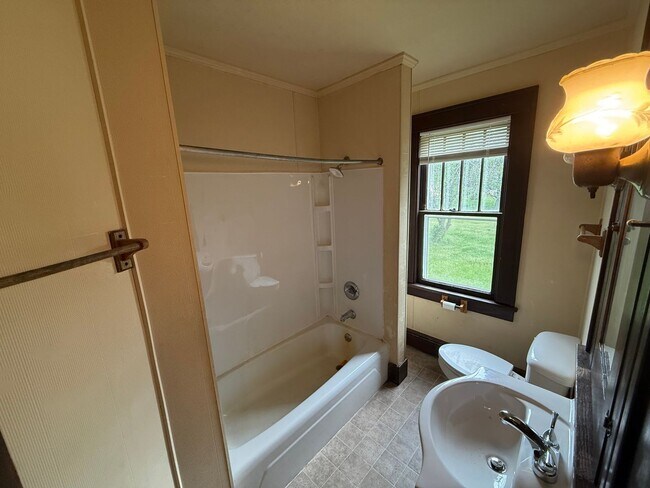 Building Photo - 4 Bedroom Home