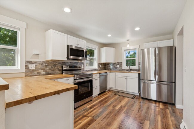 Building Photo - Charming 2 bedroom, 1 bath house