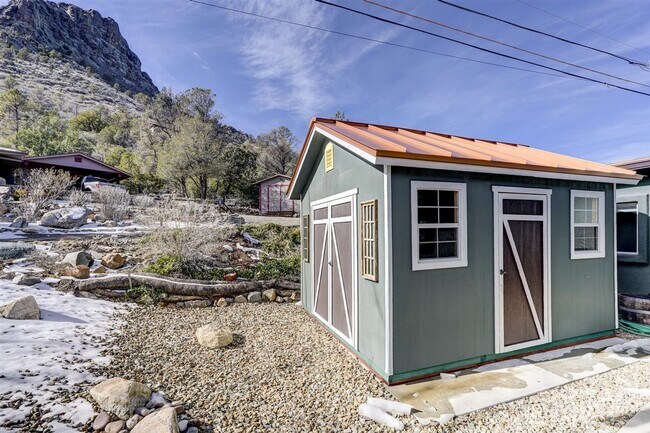 Building Photo - Newly Remodeled 2 Bed, 1 Bath + a Den  Home at The Base of Thumb Butte!