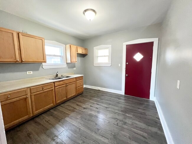 Building Photo - 2121 W Lee St