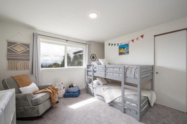 Upstairs 2nd bedroom - 2433 Crestline St