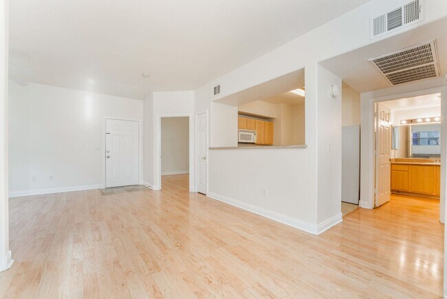 Building Photo - Move-in ready 2-bedroom 2-bath condo in th...