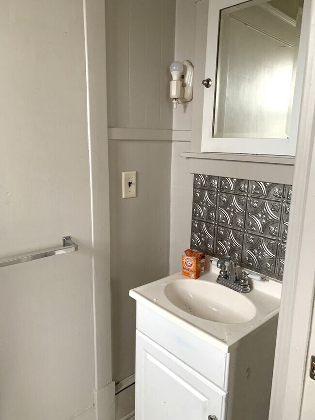 Building Photo - 1460 Lincoln Way E