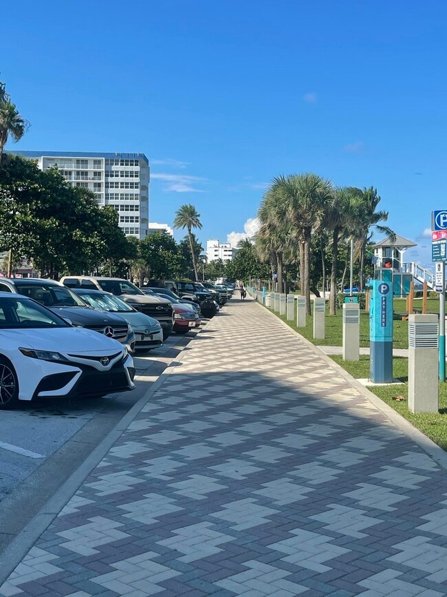 Building Photo - 1237 Hillsboro Mile