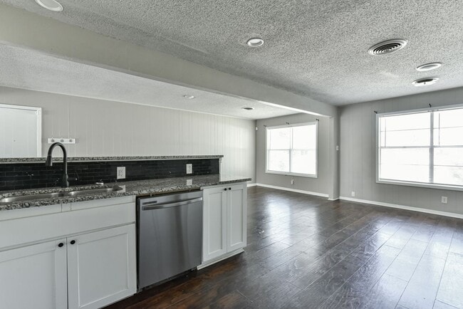 Building Photo - 4-Bedroom Home in the Heart of Killeen