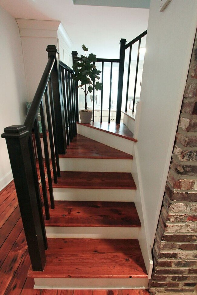 Building Photo - Available 3/1. Beautiful 2BR/2BA available in Elliottborough! Landscaping included!