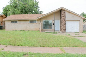 Building Photo - Updated 3/1 Home with Vaulted Ceilings & Large Fenced Backyard