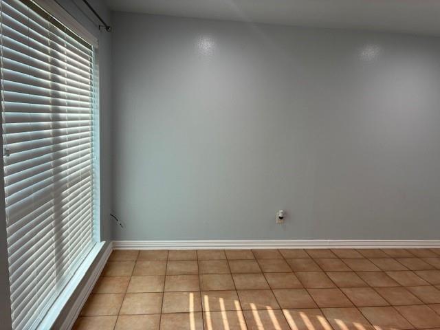 Building Photo - 425 S Oak St