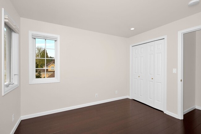 Building Photo - Large 4 Bedroom Home in Marymoor Hill