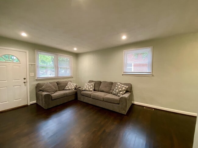 Building Photo - 6429 Tuttle Ave