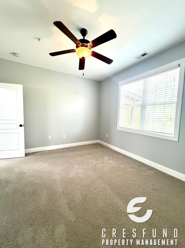 Building Photo - Lake View Luxury 2BR 2.5 Bath