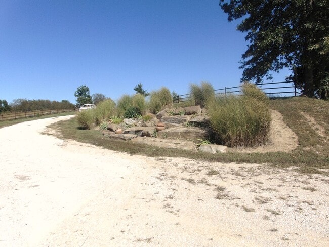 Building Photo - Majestic 3 Bed Mid MO Ranch!