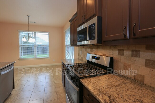 Building Photo - 2202 SW Tupelo Ave