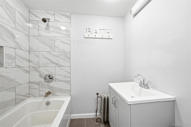 Building Photo - 100 School St