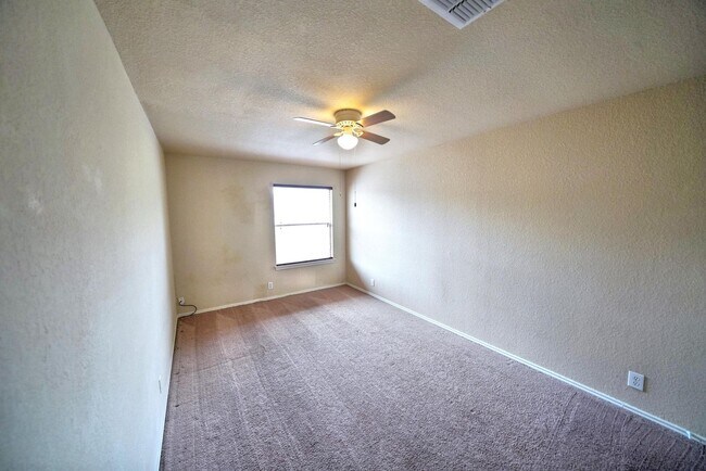 Building Photo - Gorgeous 5-Bedroom, 3.5-Bathroom Home Near...