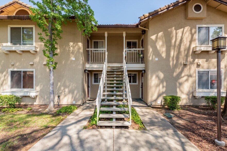 Building Photo - 1324 Chateau Cmn