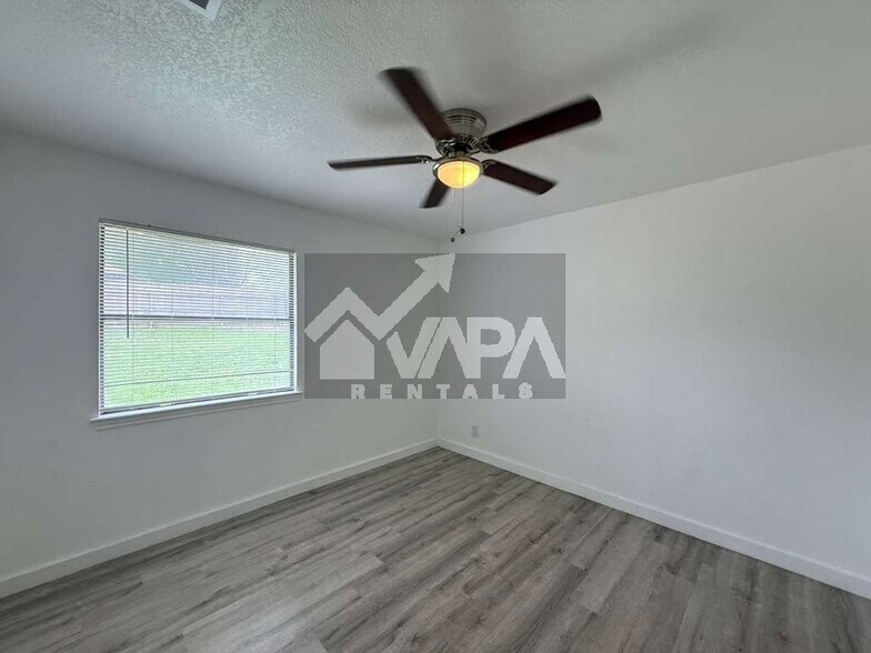Building Photo - 5679 Wood Oak