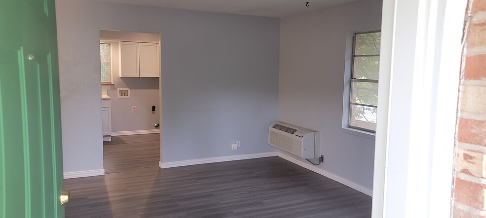 Living Room - 113 N McKown Ave