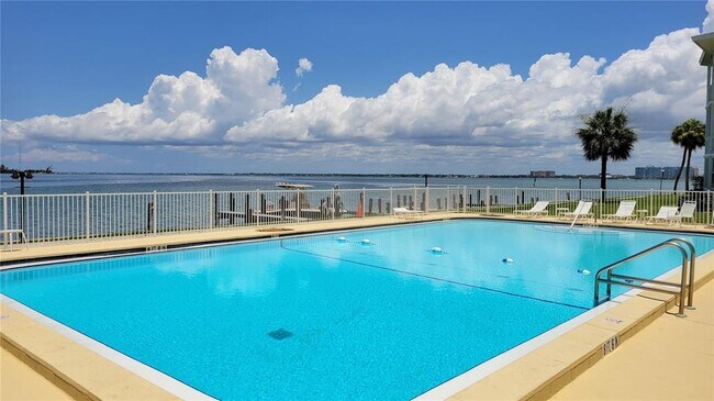 Building Photo - 771 John Ringling Blvd