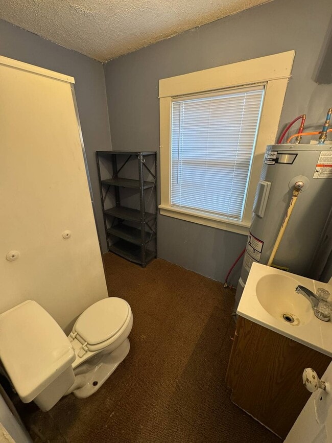 Building Photo - 211 E 7th St