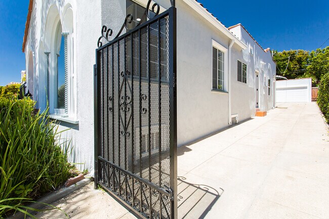 Building Photo - Beautiful spacious house